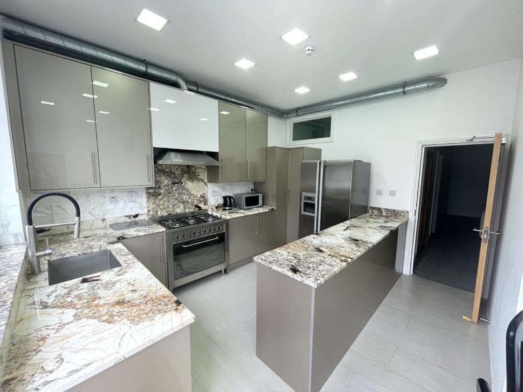 371 Guest House Ig1 4Uq Илфорд Екстериор снимка